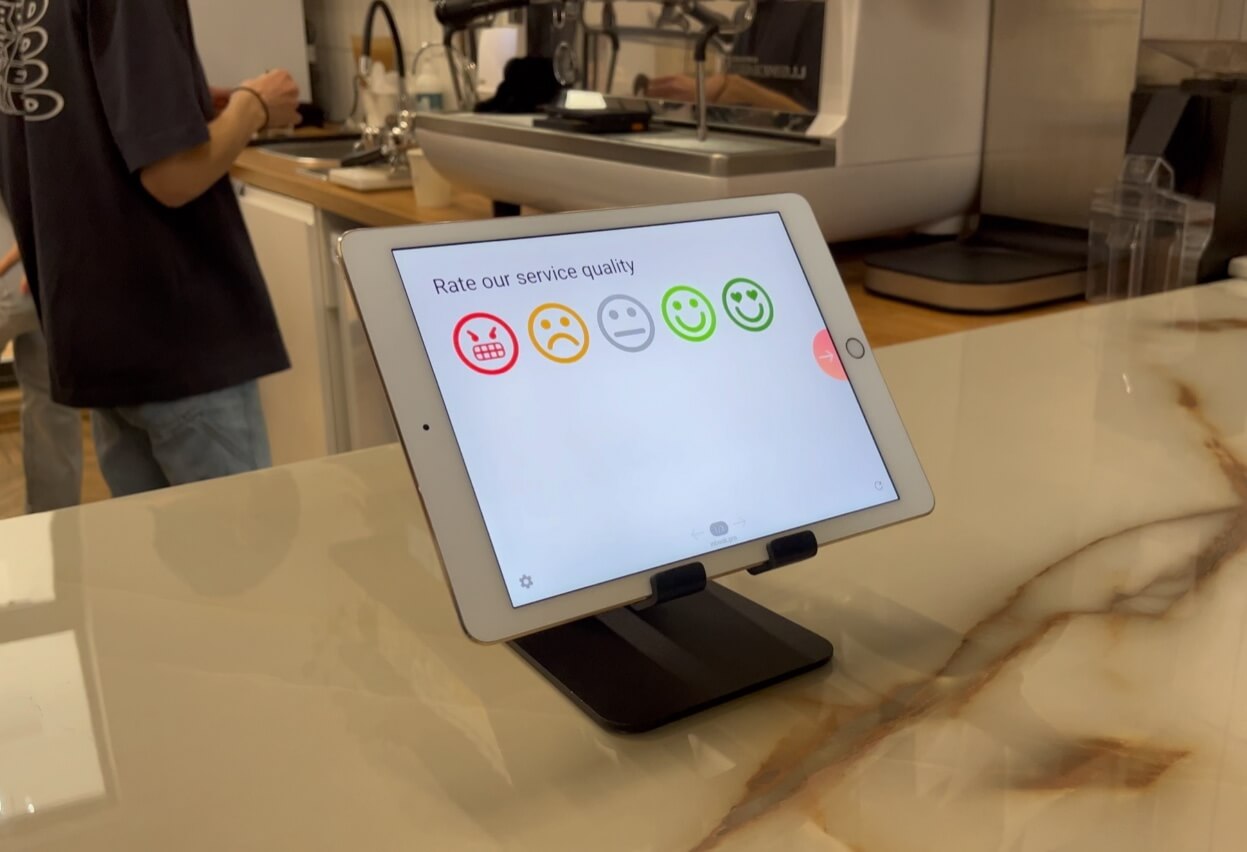 Tablet de balcão com pesquisa de satisfação